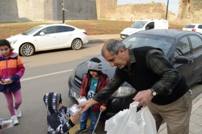 Diyarbakırda vatandaşların kandil ikramı