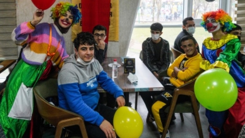 Üniversite öğrencileri engellileri yalnız bırakmadı