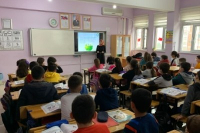 Öğrencilere çevre temizliği eğitimi sürüyor