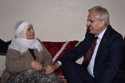 Vali Karaloğlu vatandaşın iftar sofrasına misafir oldu