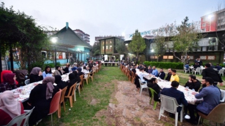 Vali Karaloğlu, gençlerle iftarda bir araya geldi