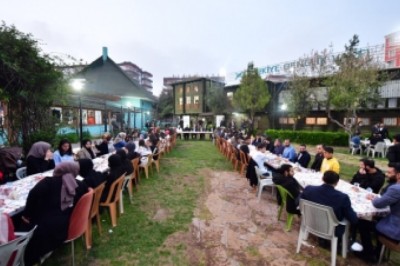 Vali Karaloğlu, gençlerle iftarda bir araya geldi