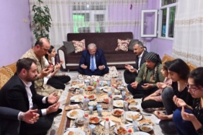 Karaloğlu şehit ailesinin iftar sofrasına misafir oldu