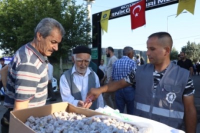 Kurban bayramında kabir ziyareti yapan vatandaşlara şeker ve lokum ikramı