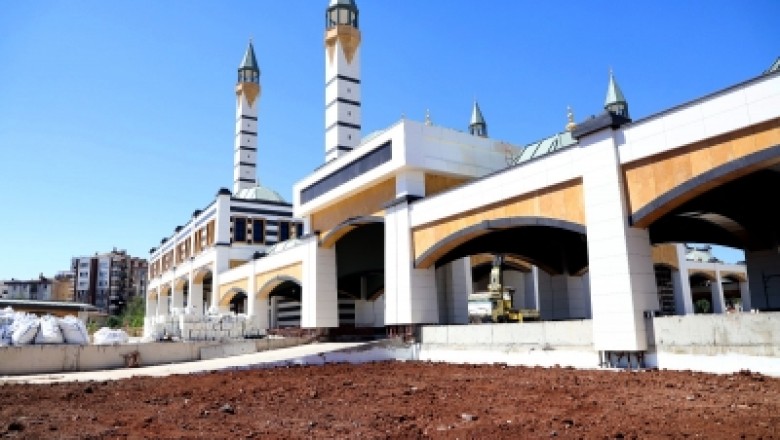 Merkez Cami’nde çevre düzenleme çalışmaları başladı