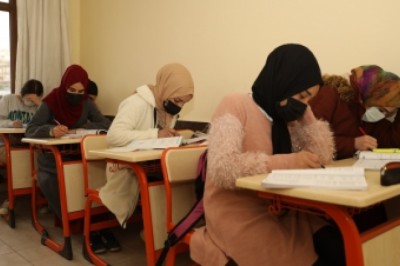 Kız yurdu ve akademi lise öğrencilerinin üniversite başarısı